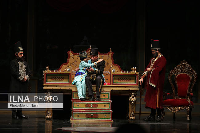 نمایش «باغ شب‌نمای ما» به کارگردانی هادی مرزبان