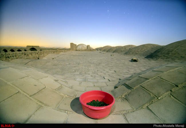 نمای شبانه کاروانسرای دیر گچین، بزرگترین کاروانسرای خشتی گچی ایران 