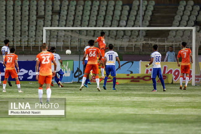 دیدار تیمهای فوتبال سایپا و پیکان