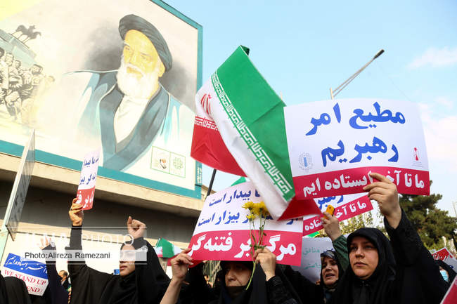 راهپیمایی مردم تهران در محکومیت حمله تروریستی به حرم مطهر احمدبن موس