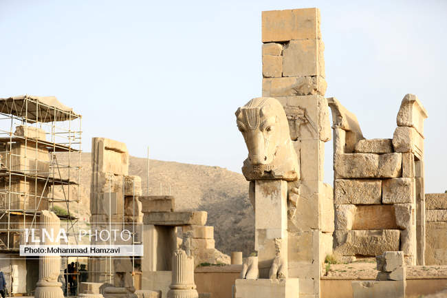 بازدید هزاران مسافر نوروزی از تخت جمشید