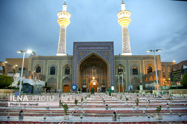 پذیرایی افطار از زائران در ورودی حرم امام رضا(ع)