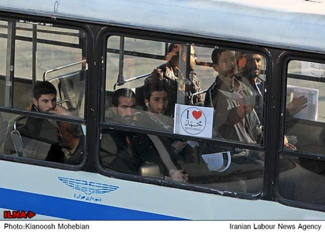 راهپیمایی نمازگزاران تهرانی در اعتراض به نشریه فرانسوی