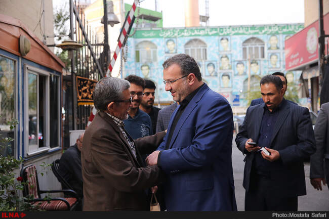 حضور فرید موسوی نماینده مجلس شورای اسلامی در منزل شهید آتش نشان فریدون علی تبار