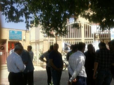 تجمع کارگران دو کارخانه «تولی پرس» و «بسته‌بندی البرز» در اعتراض به وضعیت کارخانه/مرخصی اجباری دلیل اعتراض