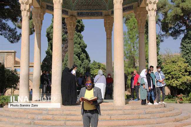 بر سر تربت ما چون گذری همت خواه/ که زیارتگه رندان جهان خواهد بود