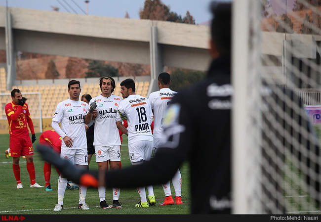 مسابقه فوتبال بین دو تیم نفت تهران و سایپای تهران