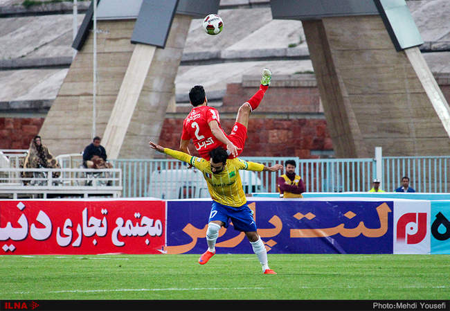دیدار تیم‌های فوتبال تراکتورسازی و صنعت نفت آبادان