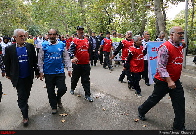 پیاده روی بازنشستگان سازمان تامین اجتماعی به همراه وزیر کار و امور ا�