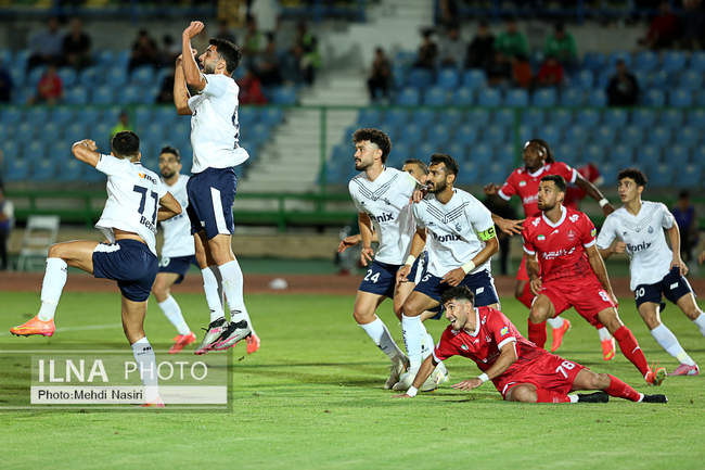 دیدار تیم های فوتبال پرسپولیس تهران و ملوان بندرانزلی