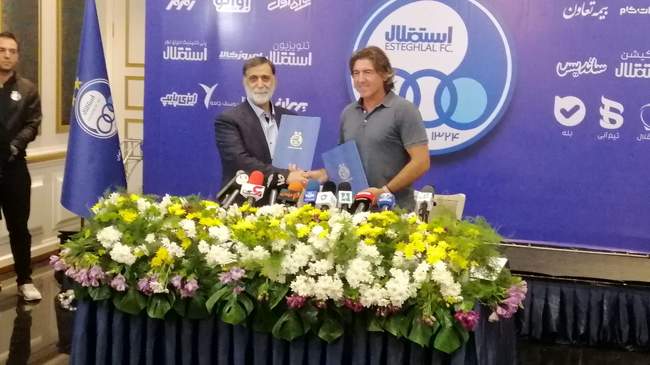 لحظه عقد قرارداد ساپینتو با استقلال