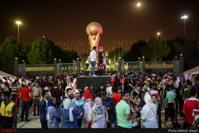 تماشای بازی ایران و اسپانیا  در ورزشگاه آزادی