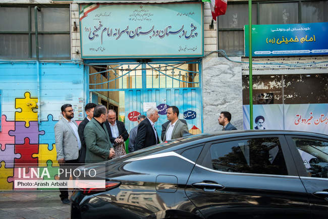 بازدید رییس کنفدراسیون اتحادیه کارمندان بخش عمومی ترکیه از دبستان ا