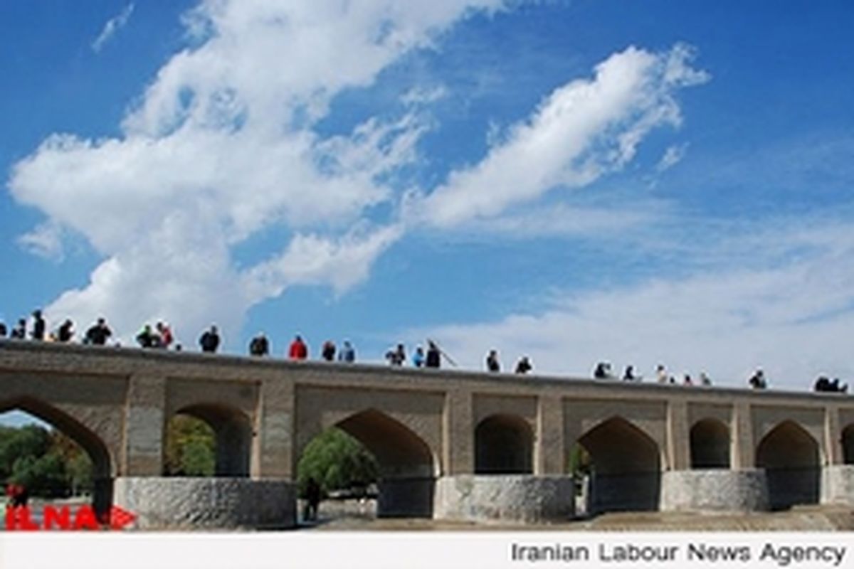 برگزاری مراسم شکرگذاری کنار زاینده رود