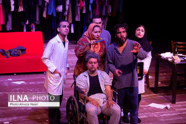 نمایش «موش‌ها و آدم‌ها» در تئاتر شهر قزوین 