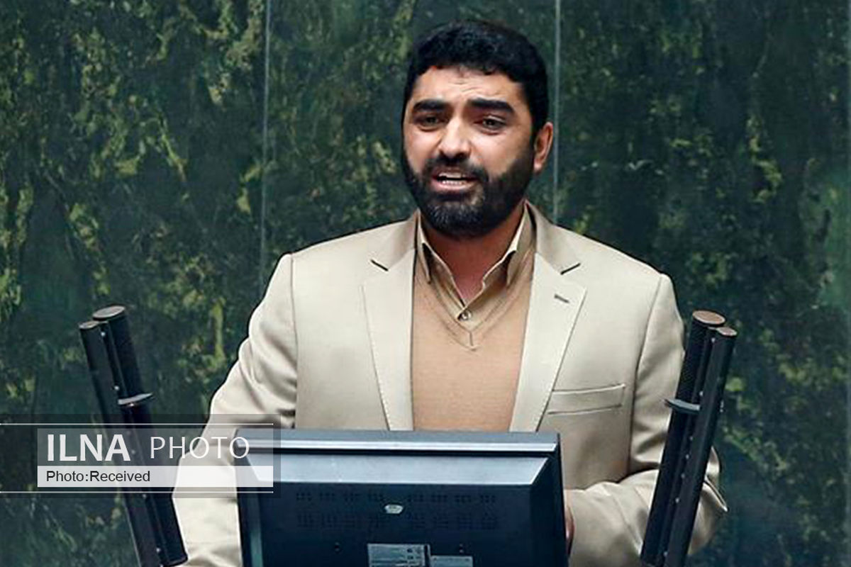 راستینه: عزیزی خادم سواد حقوقی‌‎اش را افزایش بدهد/ چطور به یک بخش خصوصی بودجه دولتی بدهیم؟