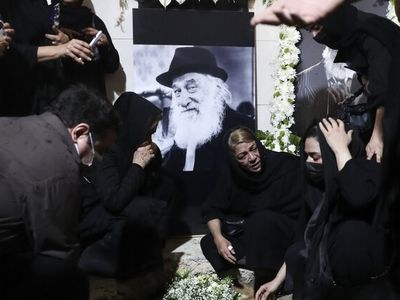 پیکر پهلوان خلیل عقاب به خاک سپرده شد