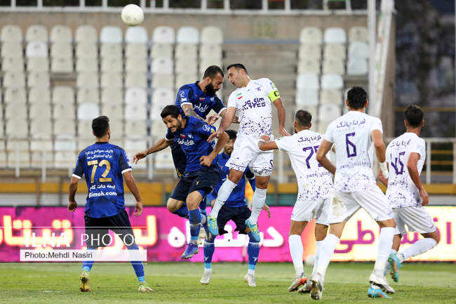 دیدار تیمهای فوتبال استقلال تهران و هوادار