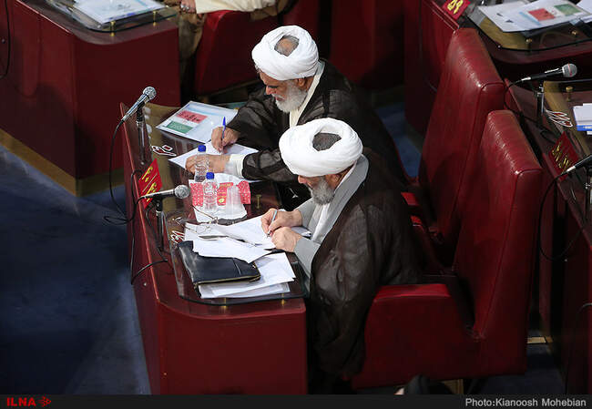 از تاخیر نمایندگان خبرگان در غیاب روحانی تا نشستن نماینده اصفهان بر صندلی آیت‌الله