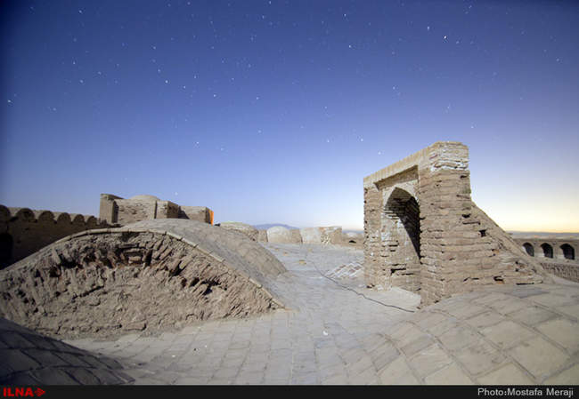 نمای شبانه کاروانسرای دیر گچین، بزرگترین کاروانسرای خشتی گچی ایران 