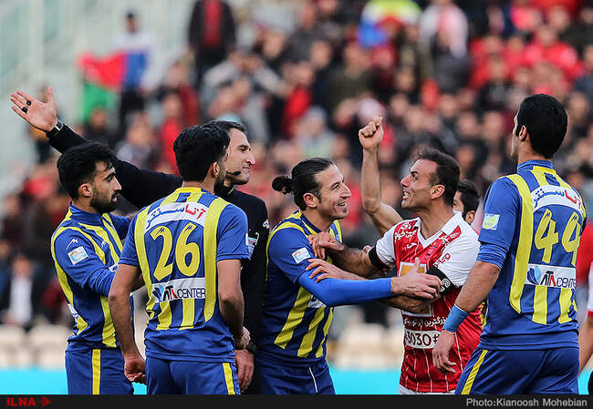 دیدار تیم های فوتبال پرسپولیس تهران و گسترش فولاد تبریز