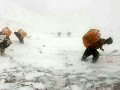 کولبر مفقودی در برف و بوران هنوز پیدا نشده است