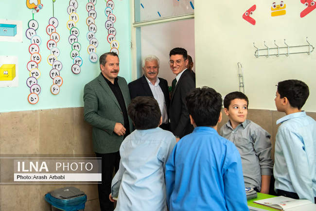 بازدید رییس کنفدراسیون اتحادیه کارمندان بخش عمومی ترکیه از دبستان ا�