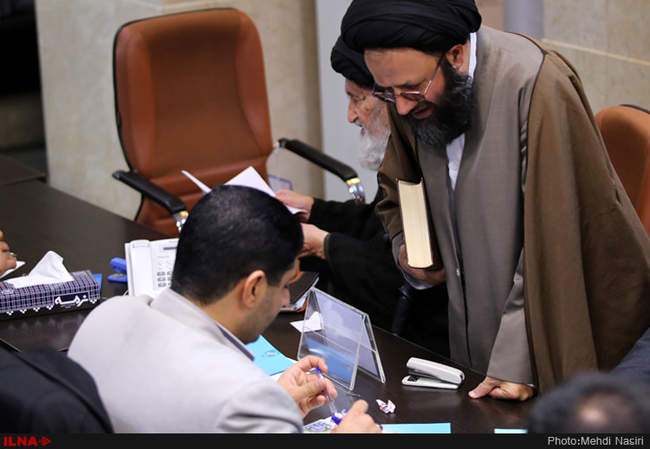 سومین روز ثبت نام داوطلبان مجلس شورای اسلامی و  مجلس خبرگان رهبری - وز