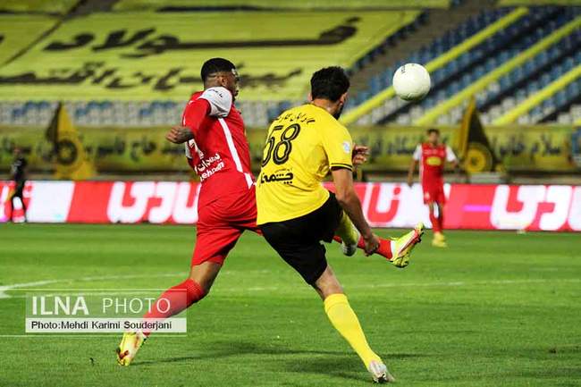 تساوی تیم فوتبال سپاهان اصفهان و پرسپولیس تهران 
