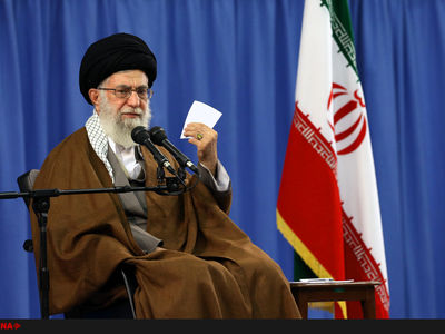 نباید اجازه داد در اثر برخی جلوه‌های کاذب، یاد شهیدان فراموش و کهنه شود