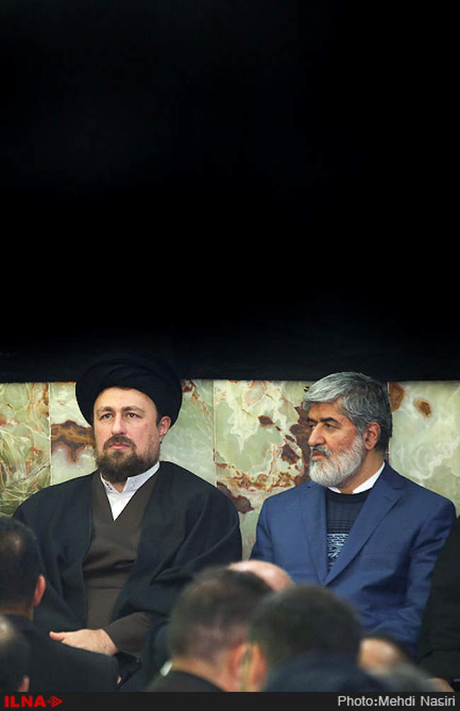علی مطهری و سید حسن خمینی در  مراسم ختم آیت‌الله موسوی اردبیلی
