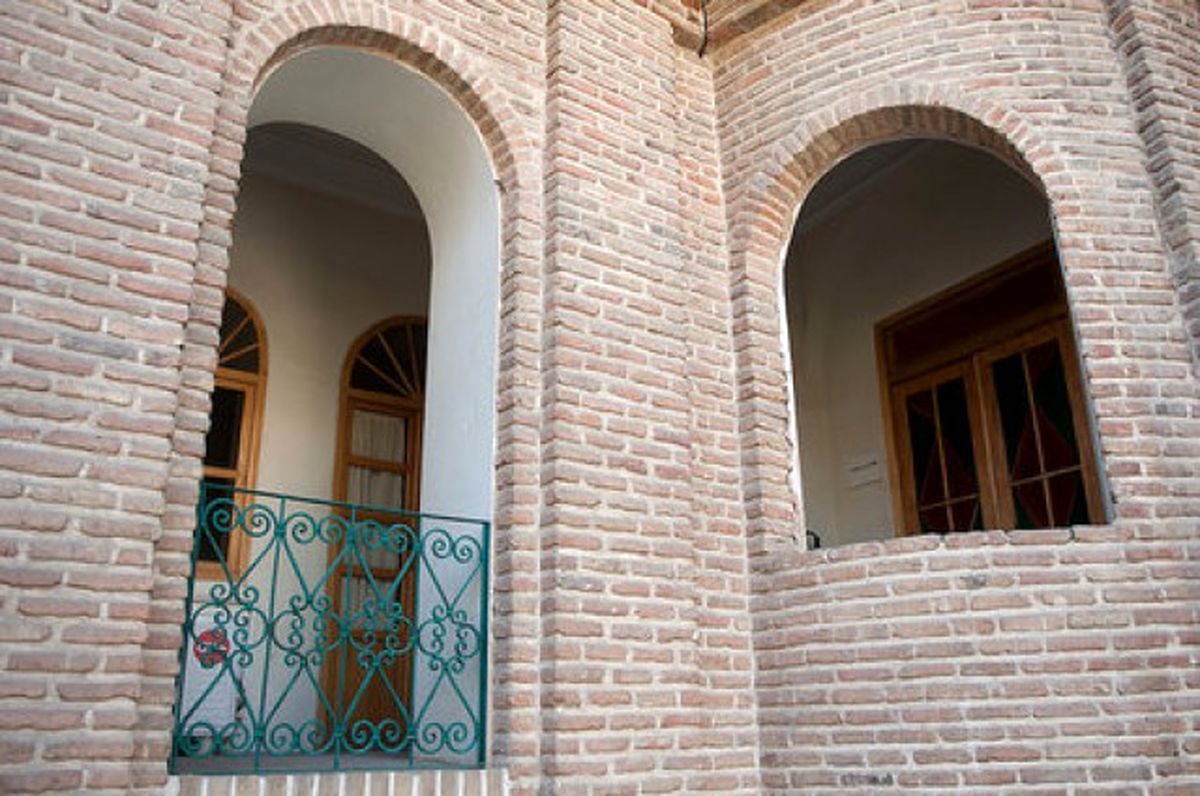 آواربرداری عمارت پیرنیا در حال اجراست