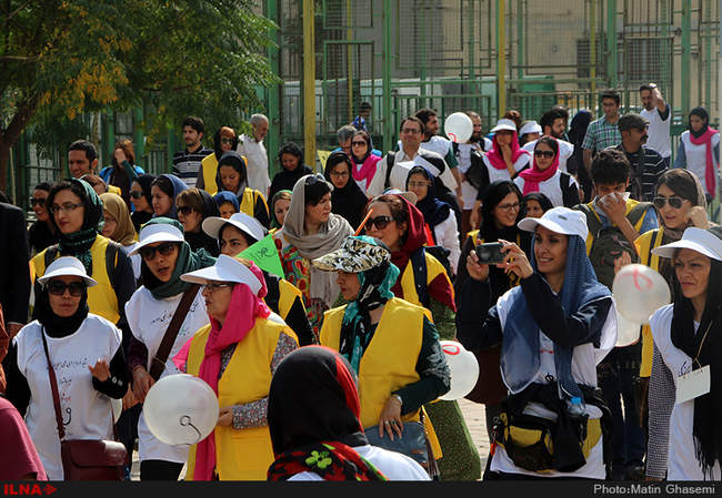 پیاده روی زنان بهبود یافته از اعتیاد