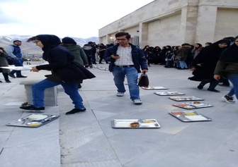 اعتراض دانشجویان اراک به مسائل صنفی دانشگاه/ دانشجویان ظرفهای غذا را به صف کردند