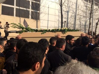 استقلالی‌ها و پرسپولیسی‌ها در مراسم تشییع پیکر رضا احدی