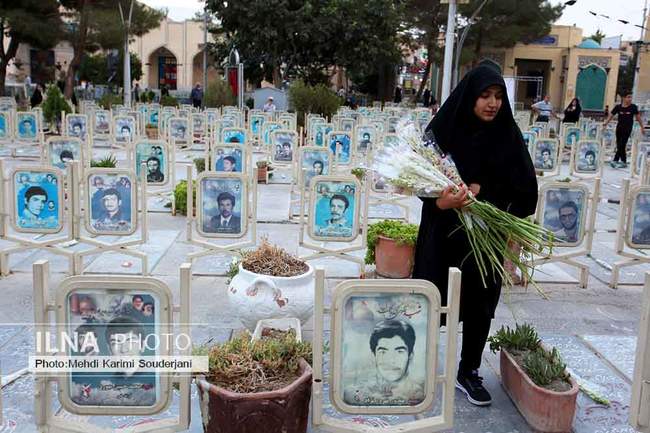 غبار روبی و گل افشانی گلستان شهدای اصفهان