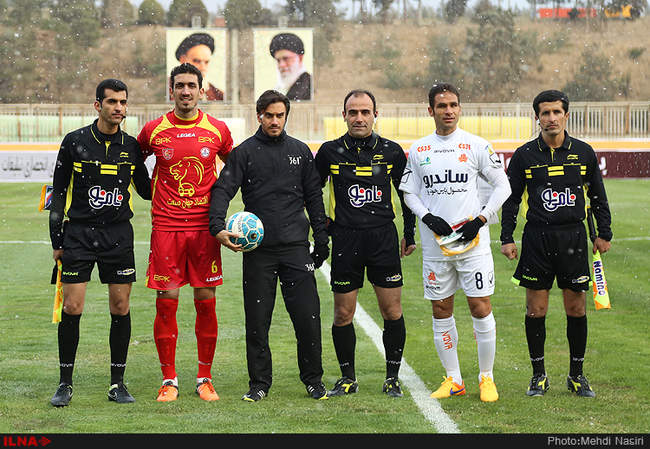 مسابقه فوتبال بین دو تیم نفت تهران و سایپای تهران