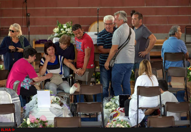 عزاداری خانواده اندوهگین برای از دست دادن عزیزان خود در منطقه زلزله �