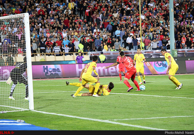 مسابقه فوتبال بین دوتیم پرسپولیس تهران و نفت تهران