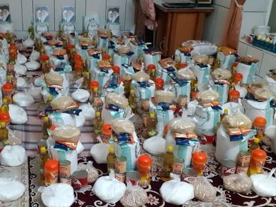 بازاریان دهشیخ لامرد برای ۲۰۰ مددجوی بهزیستی سبد کالا تهیه کردند 