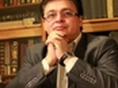ادبیات چیزیی مانند فیزیک و ریاضیات است