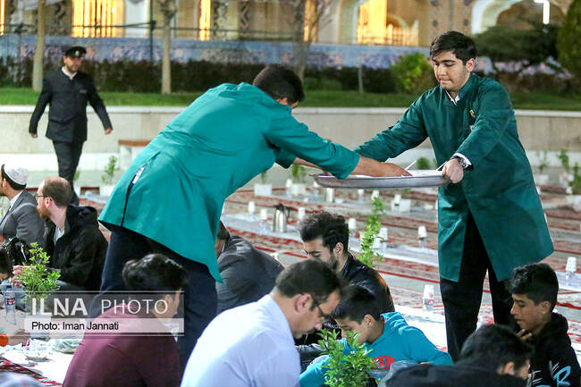 پذیرایی افطار از زائران در ورودی حرم امام رضا(ع)
