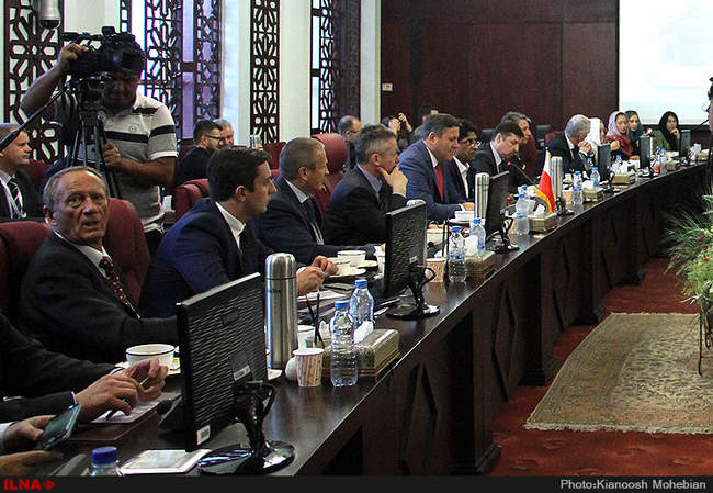 امضای تفاهمنامه همکاری میان وزرای اقتصاد ایران و لهستان