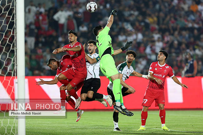 دیدار تیمهای فوتبال پرسپولیس تهران و ذوب آهن اصفهان