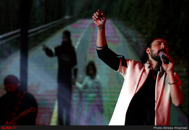 اجرای امیر عباس گلاب در سومین شب جشنواره موسیقی فجر