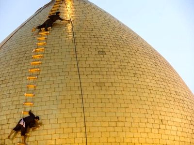 تمیز کردن گنبد حرم حضرت عباس(ع) +تصاویر 