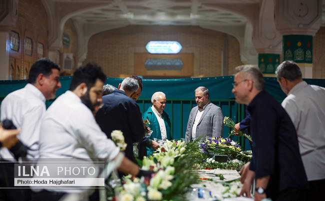 گل‌آرایی ضریح حضرت معصومه(س) 