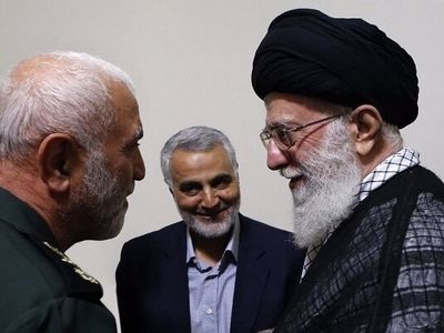 دستخط رهبری و شهید نصرالله در قرآن اهدایی به خانواده شهید همدانی منتشر شد