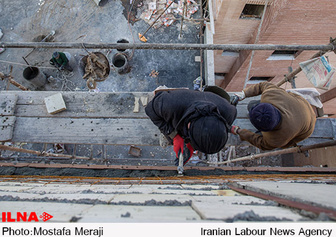 کارگر ساختمانی از پرداخت حق بیمهی ۱۵۳۰۰۰ تومانی عاجز است/ چرا بیمه بیکاری نداریم؟!