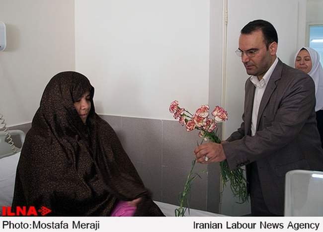 اهداء شاخه گل به کارگران بیمارستان امام رضا(ع) قم